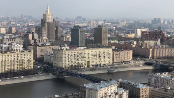 Vue depuis le pont d'observation de l'hôtel Ukraine sur la rivière Moscou — Video
