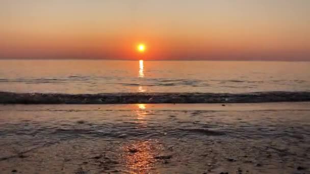 Puesta de sol en la orilla del mar arenoso — Vídeos de Stock