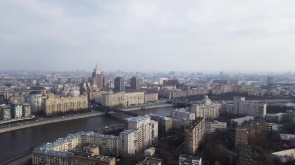 View from the observation deck of the Ukraine Hotel on the Moscow River — ストック動画