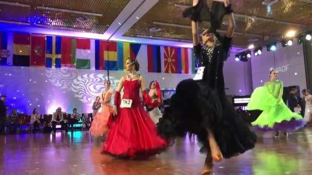 Κορίτσια που φορούν πολύχρωμα φορέματα λαμβάνουν μέρος σε διαγωνισμούς χορού — Αρχείο Βίντεο