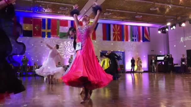 Le ragazze che indossano abiti colorati partecipano a competizioni di danza — Video Stock