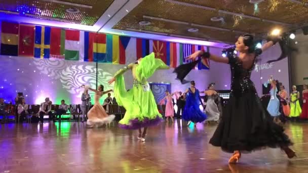 Meisjes dragen kleurrijke jurken deelnemen aan danswedstrijden — Stockvideo