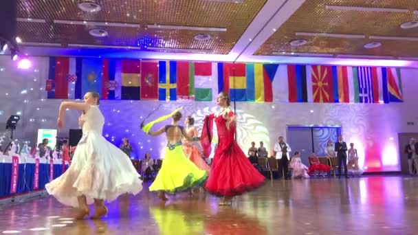 Meninas vestindo vestidos coloridos participar em competições de dança — Vídeo de Stock