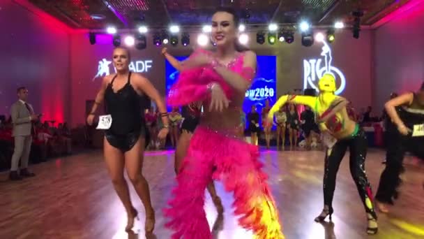 Chicas con vestidos coloridos participan en concursos de baile — Vídeos de Stock