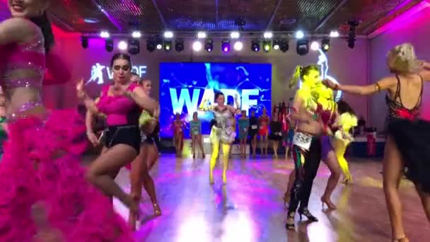 Chicas con vestidos coloridos participan en concursos de baile — Vídeo de stock