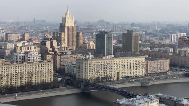 Vue depuis le pont d'observation de l'hôtel Ukraine sur la rivière Moscou — Video