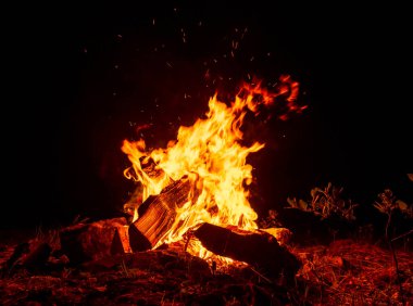 Gece karanlığında kamp ateşi yanıyor