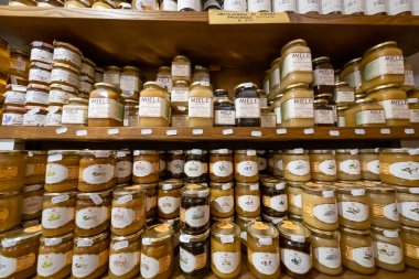 Turistler için Toskana 'daki yerel gıda dükkanında büyük miktarda bal seçimi