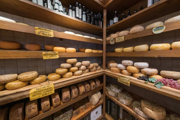 Stort utbud av ost i den lokala matbutiken — Stockfoto