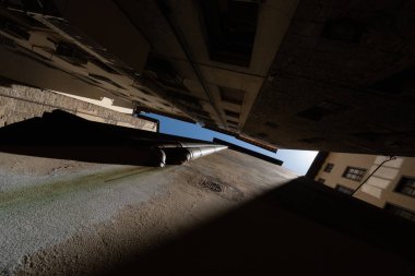 Aşağıdan gökyüzüne dar sokak manzarası