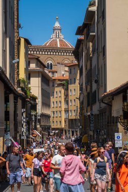 Ünlü Firenze simgesi Ponte Vecchio köprüsüüzerinde yürüyen turistler