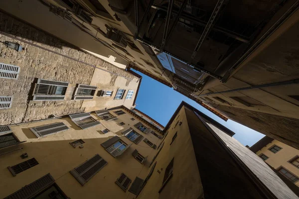 Úzký pohled z ulice zdola k obloze — Stock fotografie