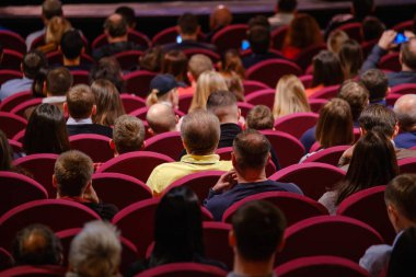 İş konferansına katılanlar oturup dinlesin.