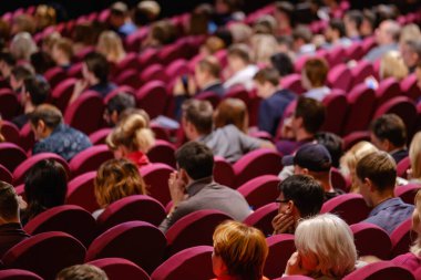 İş konferansına katılanlar oturup dinlesin.