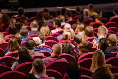 İş konferansına katılanlar oturup dinlesin.