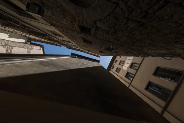 Узкий вид на улицу снизу вверх к небу — стоковое фото