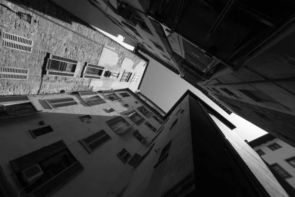 Enger Straßenblick von unten nach oben — Stockfoto