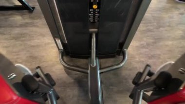 Spor salonunda spor yapan bir adam.