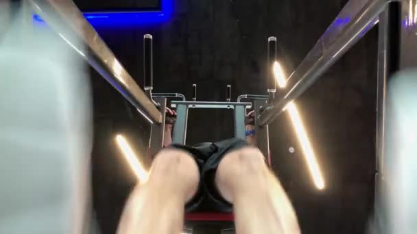 Un hombre haciendo ejercicio en el gimnasio — Vídeos de Stock