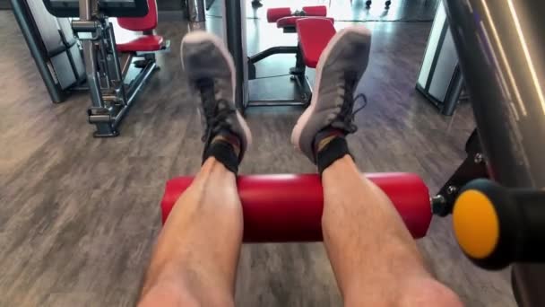 Eén man fitness in de sportschool — Stockvideo