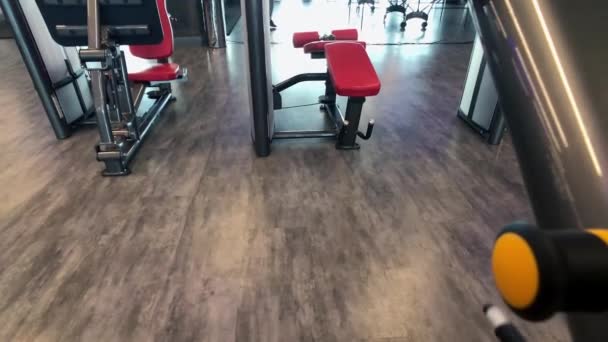 Ein Mann beim Fitnesstraining im Fitnessstudio — Stockvideo