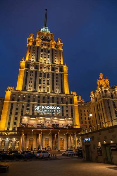 Hotel Ukraine Radisson Collectie verlichte gevel 's nachts — Stockfoto