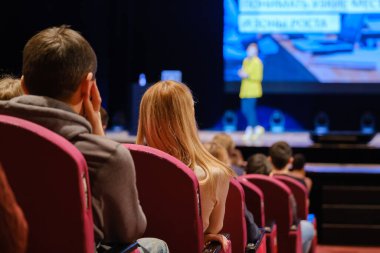 Seyirci atölyede öğretim görevlisini dinliyor