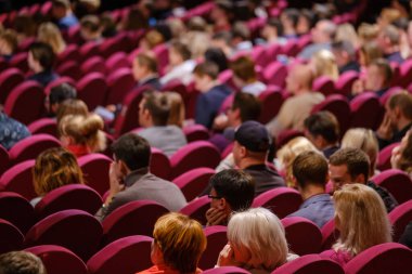İş konferansına katılanlar oturup dinlesin.