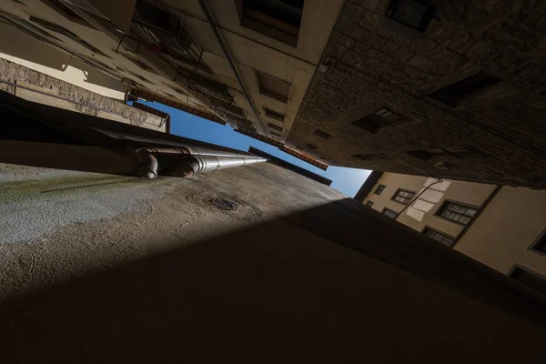 Úzký pohled z ulice zdola k obloze — Stock fotografie