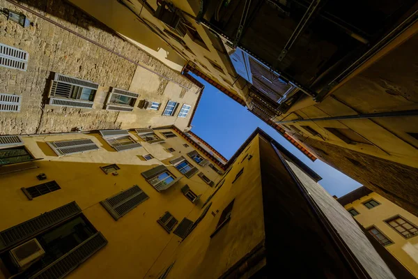 Stretta vista sulla strada dal basso verso il cielo — Foto Stock