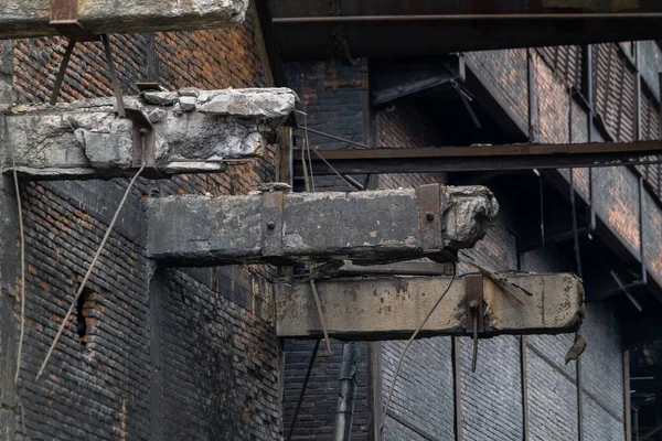 Terk edilmiş bir fabrikanın yıkılmış duvarları. — Stok fotoğraf