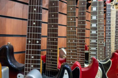 Gitarlar satılığa çıktı