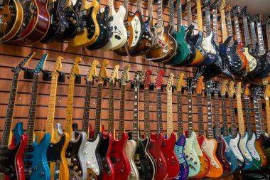 Gitarlar satılığa çıktı