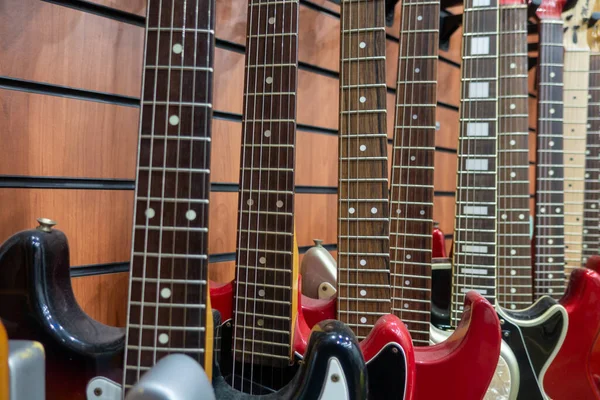 Guitarras na loja para venda — Fotografia de Stock