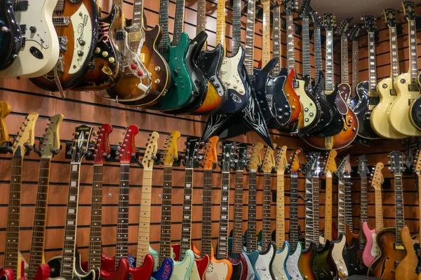 Guitarras na loja para venda — Fotografia de Stock