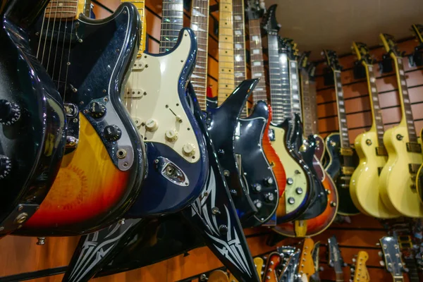 Guitarras na loja para venda — Fotografia de Stock