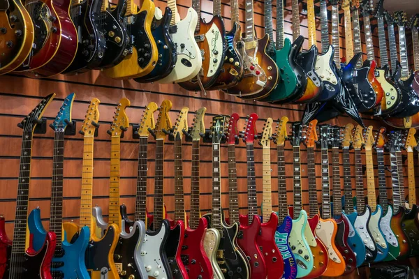 Guitarras na loja para venda — Fotografia de Stock