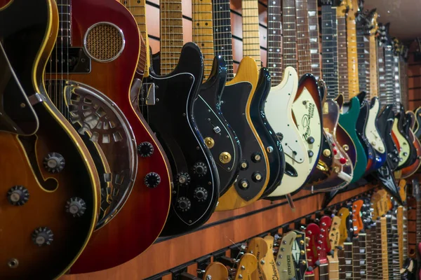 Guitarras na loja para venda — Fotografia de Stock