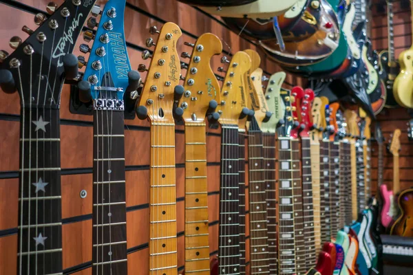 Guitarras na loja para venda — Fotografia de Stock