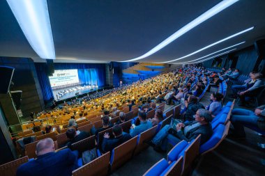 İş konferansına katılanlar oturup dinlesin.
