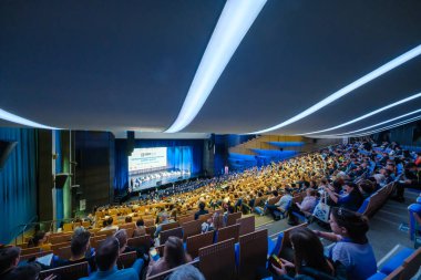 İş konferansına katılanlar oturup dinlesin.