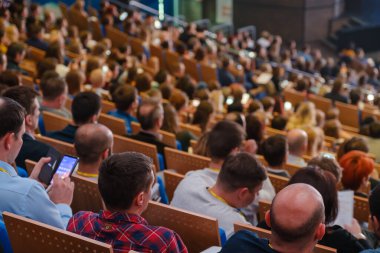 İş konferansına katılanlar oturup dinlesin.