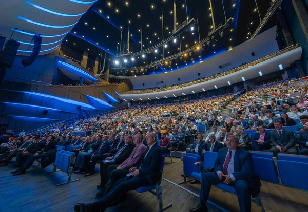 Les participants à la conférence d'affaires s'assoient et écoutent — Photo