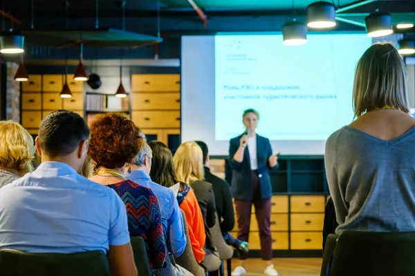 Il pubblico ascolta il docente al workshop — Foto Stock