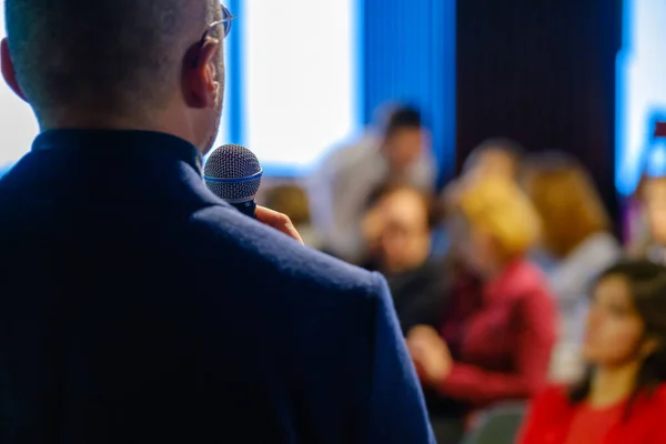 Apresentador masculino fala para o público — Fotografia de Stock