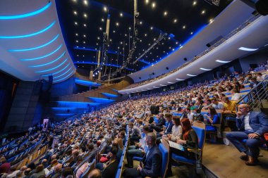 İş konferansına katılanlar oturup dinlesin.