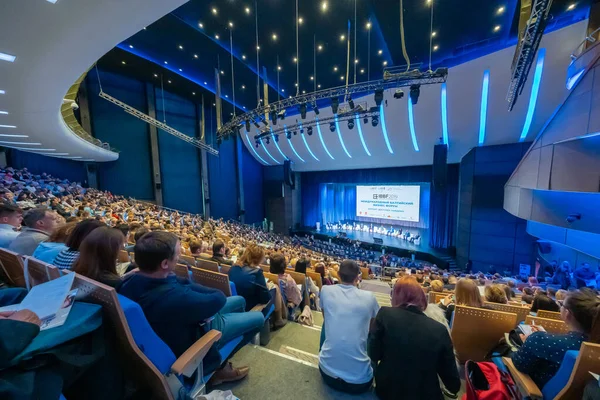 Üzleti konferencia résztvevői ülnek és hallgatják — Stock Fotó