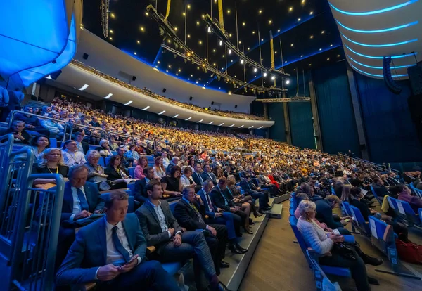 Konferensdeltagare sitter och lyssnar — Stockfoto