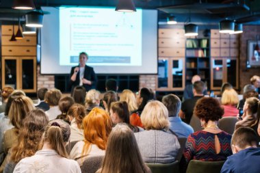 Seyirci atölyede öğretim görevlisini dinliyor