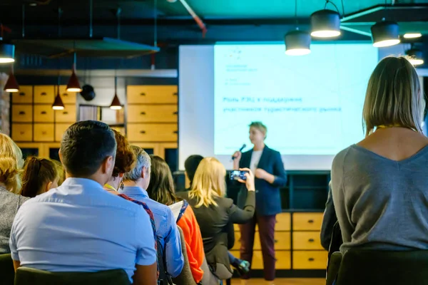 Publikum poslouchá lektora na workshopu — Stock fotografie